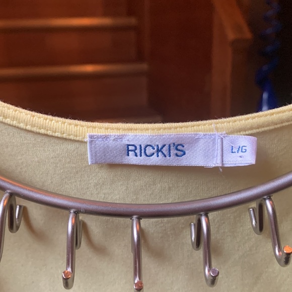 Pretty Sleeveless Yellow Blouse Ricki’s - Picture 3 of 4